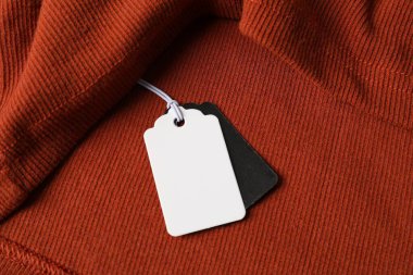 Turuncu elbisedeki karton etiketler, yukarıda.