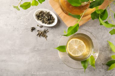 Limonlu yeşil çay ve açık masa yaprakları. Metin için boşluk