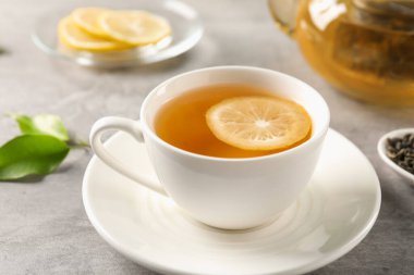 Yeşil çayı limonlu ve yapraklı serinletiyor.