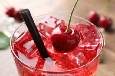 Buzlu vişneli gazoz ve bardakta cam, yakın plan.