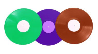 Beyaz arkaplanda üç renkli vinil plak