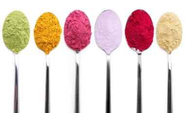 Beyaz arka planda kaşıklarda farklı süper yiyecek tozları, kolaj. Üst görünüm