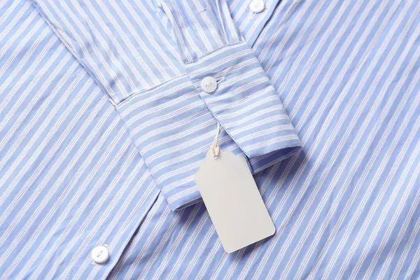 Çizgili tişörtte karton etiket, üst görünüm