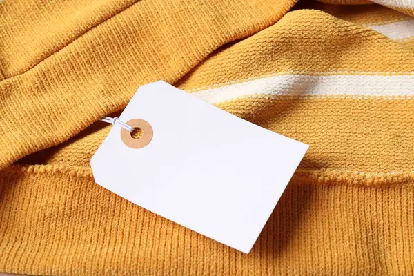 Renk giysisinde karton etiket, yukarıda görünüm