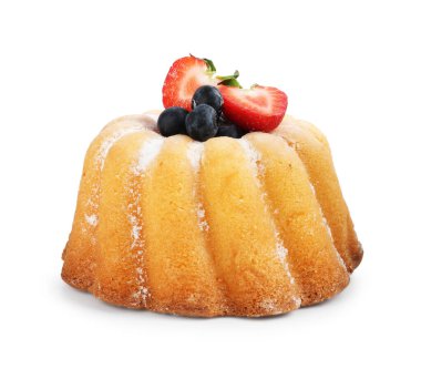 Beyaz üzerine izole edilmiş toz şeker ve böğürtlenli Lezzetli Bundt keki