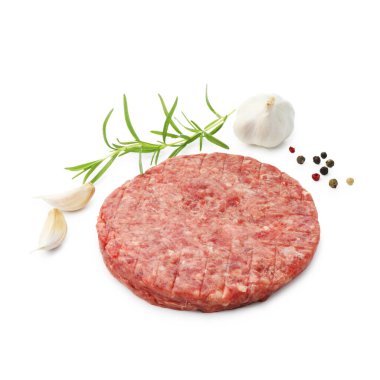 Hamburger ve beyaz üzerine izole edilmiş baharatlar için taze çiğ köfte.