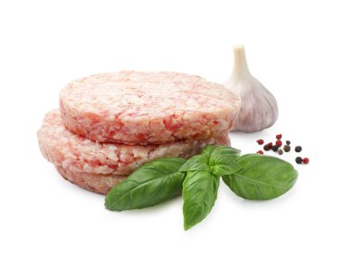 Hamburger için taze çiğ köfte ve beyaz üzerine izole edilmiş baharatlar.