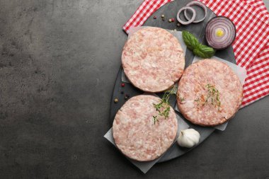 Hamburger ve baharatlar için taze çiğ köfteler. Metin için boşluk