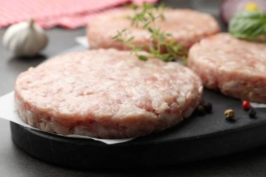 Hamburger ve baharatlar için taze çiğ köfteler, yakın plan.