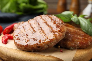 Lezzetli hamburger köfteleri ve baharatlar masada, yakın plan.