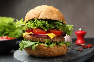 Köfteli lezzetli hamburger. Masada servis ediliyor. Yakın plan.