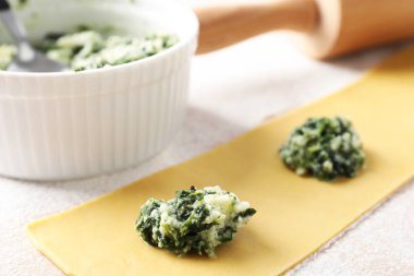 Süzme peynirli ravioli ve ıspanak hazırlıyorum.