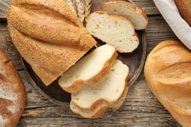 Ekmek somunu ve çivileri ahşap masaya, düz yatıyordu.