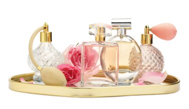 Birçok farklı parfüm şişeleri ve güller beyaz üzerine izole edilmiş.