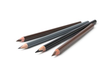 Birçok farklı kaş kalemi beyaza izole edilmiş.