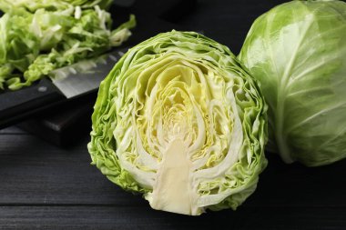 Taze taze lahana ve siyah ahşap masa, yakın çekim