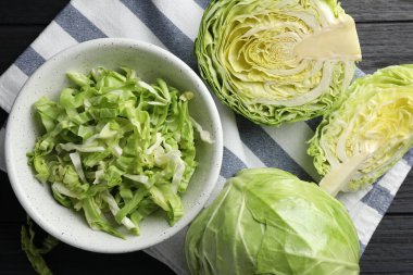 Taze taze ve siyah masa üzerinde kesilmiş lahana, düz yatıyordu.