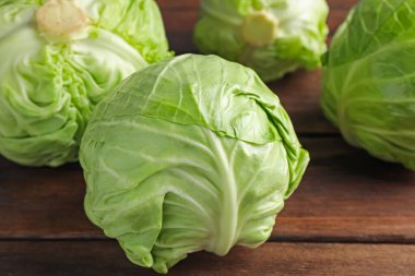 Ahşap masada taze lahanalar, yakın plan.