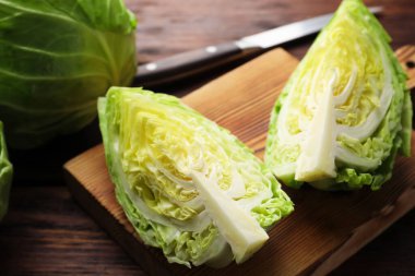 Taze lahana ve bıçak ahşap masada, yakın plan.