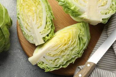 Taze lahana ve bıçak gri masada, düz yatıyordu.