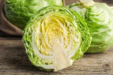 Taze taze lahana ve ahşap masa, yakın çekim