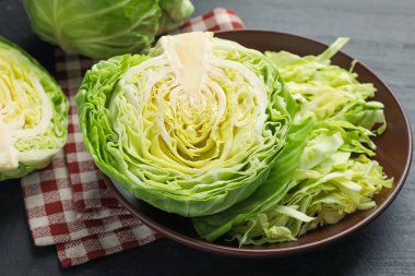 Siyah masada taze yeşil lahana kes, yakın plan.