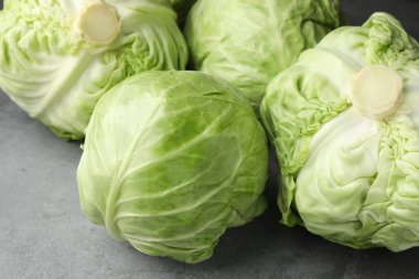 Gri masada taze yeşil lahanalar, yakın plan.