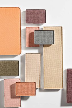 Beyaz arka planda güzel göz farı dolgu kapları, düz yatış