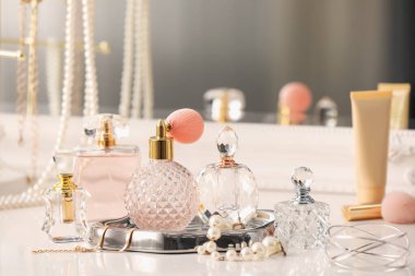 Tuvalet masasında farklı parfümler ve aksesuarlar.