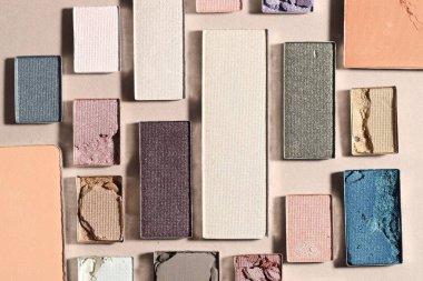 Bej arka planda güzel göz farı dolgu kapları, düz yatış