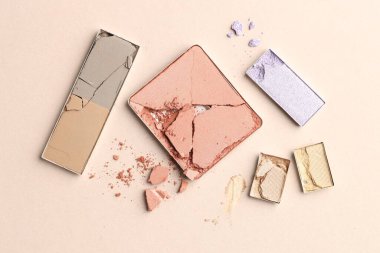 Bej arka planda güzel göz farı dolgu kapları, düz yatış