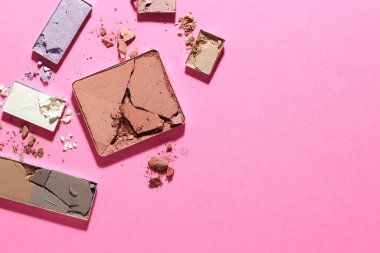 Pembe arka planda güzel göz farı dolguları, düz yatış. Metin için boşluk