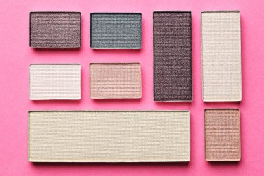 Pembe arka planda güzel göz farı dolguları, düz yatış.