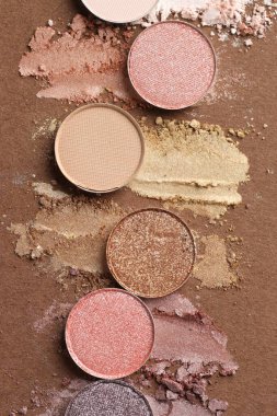 Kahverengi arka planda, düz zeminde güzel göz falı doldur.