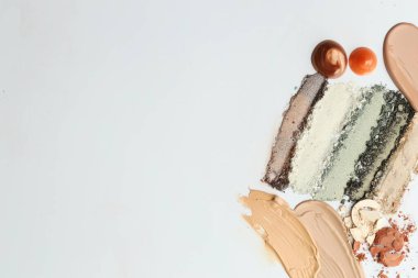 Beyaz arka planda farklı kozmetik ürünleri var. Metin için boşluk