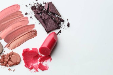 Beyaz arka planda farklı kozmetik ürünler, yakın plan. Metin için boşluk