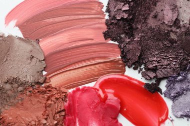 Beyaz arka planda farklı kozmetik ürünleri, düz yatış