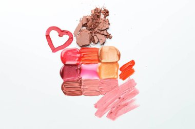 Beyaz arka planda farklı kozmetik ürünleri, düz yatış