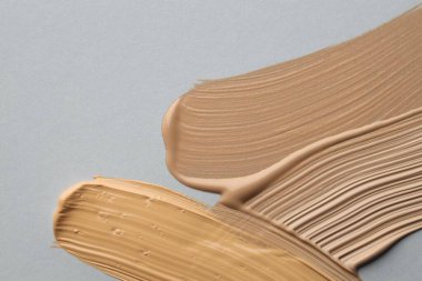 Gri arkaplanda renkli cilt temelleri, düz yatış