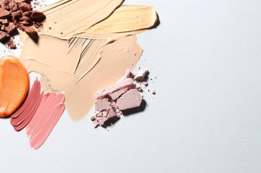 Beyaz arka planda farklı kozmetik ürünleri var. Metin için boşluk