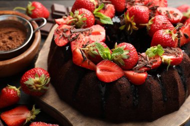 Masada çilekli, naneli ve çikolatalı kek, yakın plan.