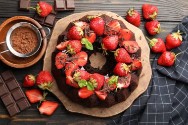 Çilekli, naneli ve çikolatalı nefis kek ahşap masada, düz yerde.