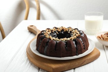 Beyaz ahşap masada fındıklı lezzetli çikolatalı kek, yakın plan.