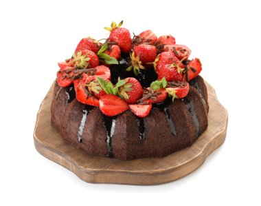 Çilekli lezzetli kek ve beyaz üzerine izole edilmiş çikolata parçacıkları.