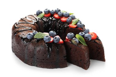 Çilekli, naneli ve yaban mersinli lezzetli çikolatalı kek.