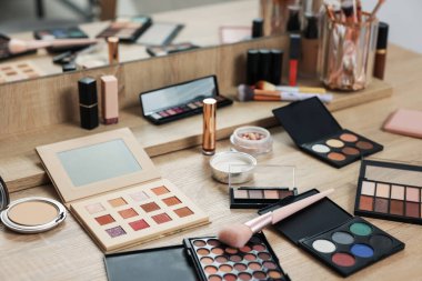Farklı makyaj ürünleri ve kapalı alanda makyaj fırçası