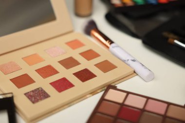 Tuvalet masasında farklı makyaj ürünleri, closeup