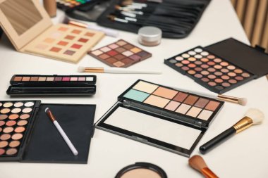 Makyaj malzemeleri ve fırçalar makyaj masasında, yakın plan.