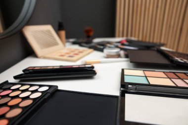 Tuvalet masasında farklı makyaj ürünleri var.