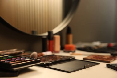Tuvalet masasında farklı makyaj ürünleri, closeup